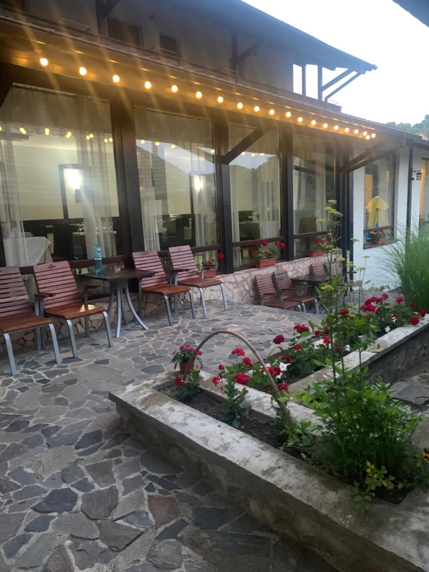 No Comment Rustic Hotell Curtea de Argeş Eksteriør bilde